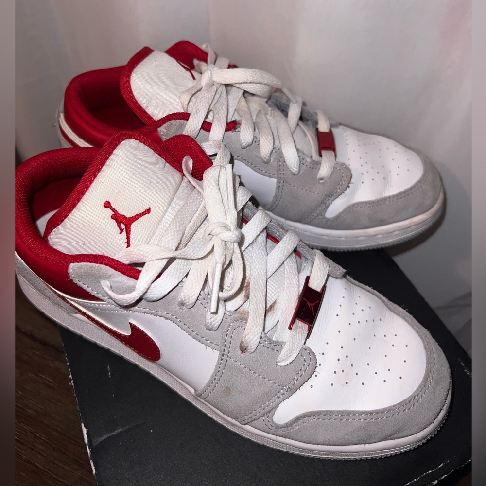 Air Jordan 1 Low SE GS 'Light Smoke Grey Gym Red' Size 6Y - Picture 2 of 5